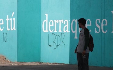 Efectos. Muy cerca de las frases pintadas por el Cabildo, se observan palabras o iniciales, como en el mural que está a un costado del puente que enlaza con la José María Egas.
