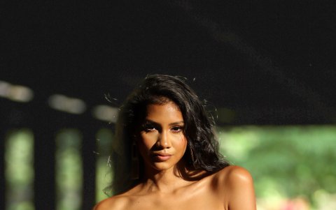 Le gusta leer, viajar y estudia Hotelería y Turismo.