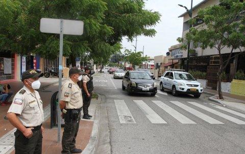 Miembros de la Policía rondan la zona comercial de la ciudadela, pero dejan abandonadas las calles aledañas, donde se cometen los atracos.