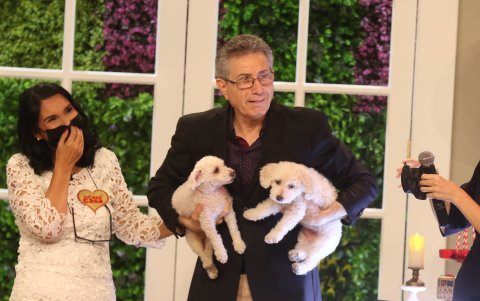 Junto a su esposo, Nerio David y  a sus mascotas.