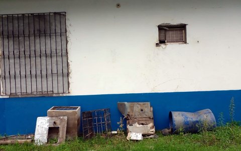 En el Vicente Anda Aguirre, sacaron el aire acondicionada para ingresar.