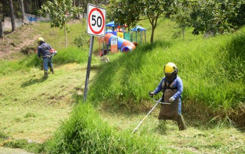 Mantenimiento. Los habitantes de la calle Motilones, en el Batán Alto, denunciaron en redes el mal estado del parque. Al día siguiente recibió una cuadrilla de obreros.