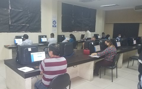 Maestros que aspiran a dirigir una institución educativa se alistan a rendir una prueba de aptitudes en un plantel del norte de Guayaquil, el 14 de diciembre de 2021.