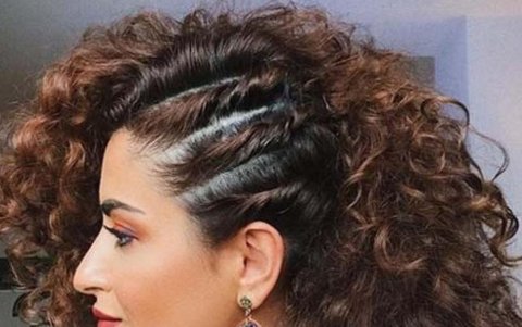 Peinado en cabello rizado.