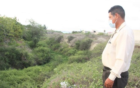 Quienes habitan cerca de los canales llenos de maleza están preocupados de que estos se conviertan en focos de infección.