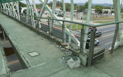 Trozos de cemento están esparcidos en el sitio, por el que ahora no se puede transitar.