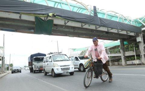 Movilidad. Para que crucen ciclistas y peatones, los agentes detienen por unos minutos el tránsito en el sitio afectado.