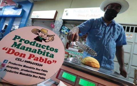 Maíz. Pablo Sánchez muestra la tortilla de una libra en su local Don Pablo. Allí atienden de 06:00 a 22:00.