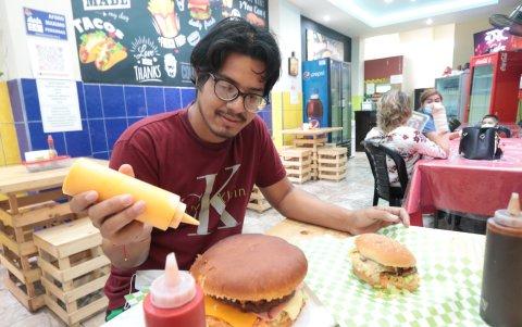 Hamburguesa. De la hamburguesa House Burgers Express comen cuatro personas.