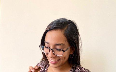 Verde. Raquel Rosales pone el chicharrón a la torta de verde, que da porciones para 22 personas. Ella vende virtualmente.