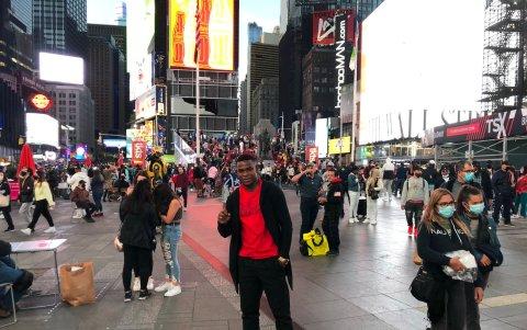 En su tiempo libre, él prefiere recorrer las calles más tradicionales en los Estados Unidos. Le gusta tomarse muchas fotografías en los lugares turísticos y publicarlas en sus redes sociales.