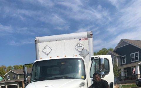 Hurtado también se dedica a la entrega de muebles para el hogar. Se está convirtiendo en un experto en la asesoría de estos implementos. En otras ocasiones ha prestado sus servicios en la pintura.