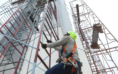 Protección. Con todas las medidas de seguridad, el personal sube a lo más alto de la imagen.