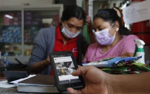 Graciela  Chicaiza y una empleada recordaron cómo ocurrió el robo en su bodega de víveres.