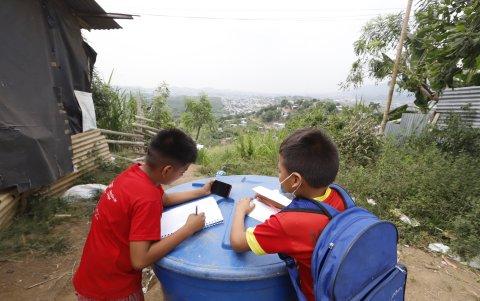 En sectores populares como Monte Sinai, un retorno a clases fue casi imposible por las condiciones de los planteles. Se crearán puntos de encuentro.