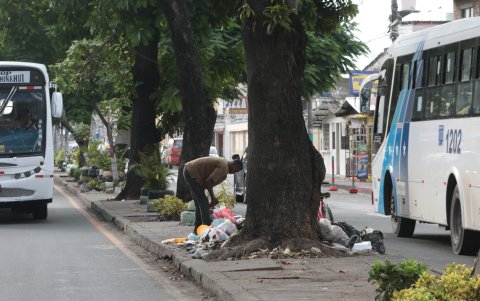 ersonas van a rebuscar en el basurero que se forma en los árboles, creando más desorden en la vía .