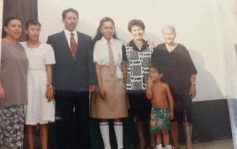 Cristian de pequeño con la familia que lo criaba.