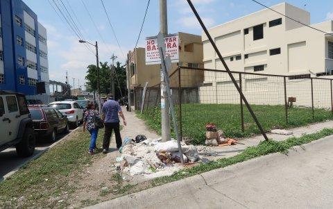 Peligro. Nadie hace caso al letrero que advierte “No botar basura” en este terreno baldío.