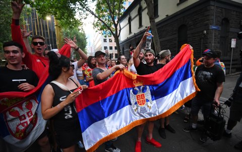 Seguidores del tenista serbio Novak Djokovic en el exterior del despacho del jugador en Melbourne.