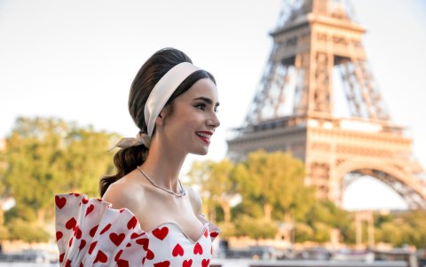 Imagen de Lilly Collins en la serie 