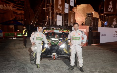 Guayasamín (d) junto a su copiloto, Ricardo Torlaschi, tras una de las etapas.