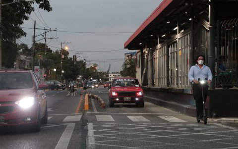 Infracción. Vehículos de todo tipo, además de ciclistas y conductores en scooters invaden y recorren el carril, sin inmutarse. Lo hacen a cualquier hora.