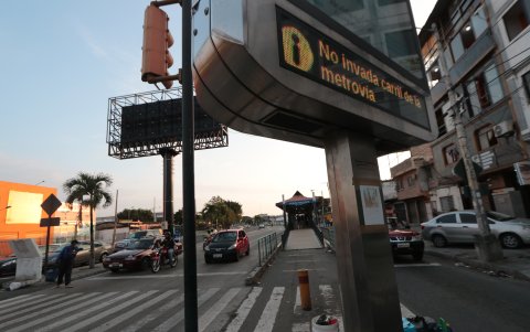 Aunque hay letreros, los conductores hacen caso omiso en la vía.