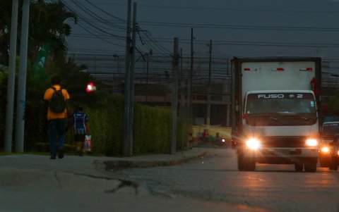 Apenas unas pocas personas se atreven a caminal por el vial 6.