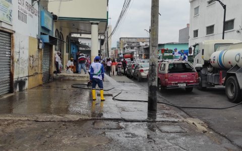 Acciones. En las calles céntricas se ejecutaron tareas de limpieza.
