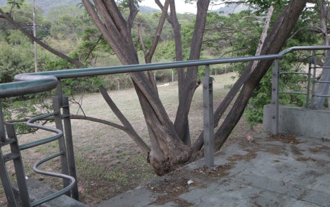 Situación. El puente peatonal de Puerto Azul tiene desde cables a techos hurtados por los antisociales.