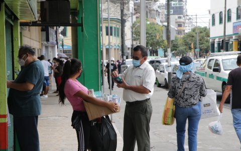Informalidad. La paracetamol escasea en las farmacias pero se revende en el comercio ambulante.