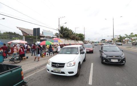 Los informales se han tomado las calles y obstaculizan el tránsito vehicular.
