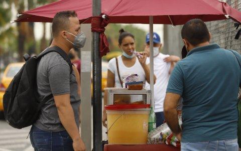 En las afueras del centro de vacunación de Mucho Lote, una familia pasea sin mascarilla luego de haber consumido un jugo.