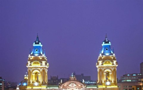 La Basílica Catedral de Lima tras haber sido sometida a obras de restauración e iluminación.