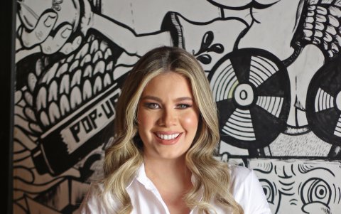 Le gusta meditar y la astrología.