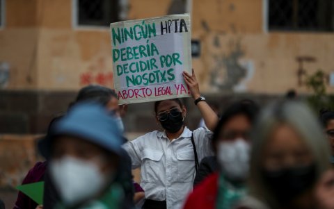 Mensajes fuertes, gritos y cánticos son parte de la vigilia.