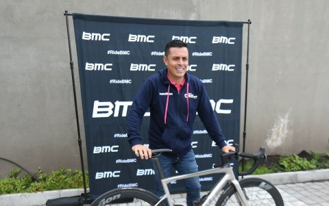 El exciclista colombiano Víctor Hugo Peña es el director técnico del equipo.