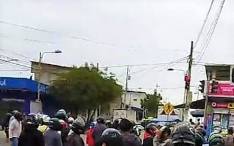 Durante las agresiones, los que reclamaban se llevaron las motos retenidas.