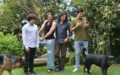 En compañía de su esposo y los hijos de ambos, Pedro (16) y Andrés (12),