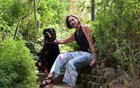 La deportista  hace yoga, meditación y disfruta de la compañía de su mascota.