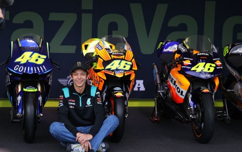 Rossi junto a 3 de las 9 motos con las que consiguió los títulos mundiales de MotoGP.