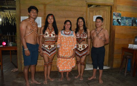 Promoción. El grupo de danza también es liderado por las hermanas Neifa y Nila. La danza les permite llevar el mensaje de cuidar el bosque.