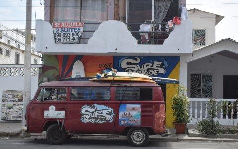 La casa donde funciona su escuela y taller en la planta baja, en la planta alta vive con su Familia.