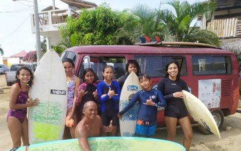 Bazán recorre las playas de Salinas y sus alrededores enseñando a niños y adultos a 'correr' olas.