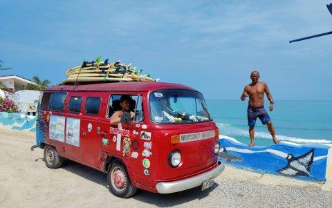 La 'combi' Bazán recorre las playas de la provincia de Santa Elena y es un clásico de Salinas.