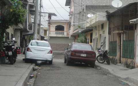 Los callejones se han estrechado porque los vecinos parquean los carros junto a sus viviendas, para que no sean desmantelados.