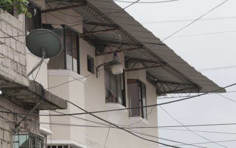Los moradores de Los Tulipanes han colocado focos intensos en las afueras de sus casas, ya que las luminarias de los postes no alumbran bien.