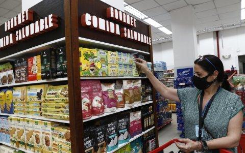 Alternativa. En TÍA una cliente busca las opciones que hay de endulzantes como la azúcar de coco y estevia.