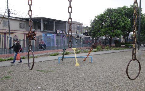 Los juegos infantiles están, en su mayoría, con óxido y algunos deteriorados.