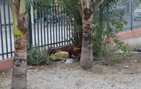 El sitio es utilizado también por personas para dormir, donde arman hasta carpas.